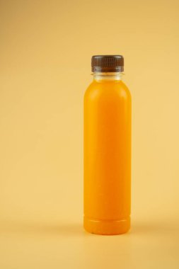 Plastik şişede taze portakal suyu. Sağlıklı olmak için içecek kavramı