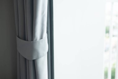 Pencerenin gri perdesinin ayrıntıları oturma odasında ya da yatak odasında. Bu bej rengi ve sakin bir hava..