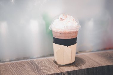 Bir fincan buzlu çikolata ve çırpılmış krema.