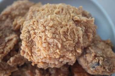 Kızarmış tavuk mu yoksa kızarmış Kentucky mi? Fast food ile lezzetli sıcak yemek