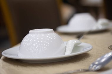 Düğün töreninde kutlama zamanı için Tayland restoranındaki Çin şöleninde yemek ve kase kapat..