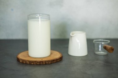 Sabahları bir bardak taze süt.