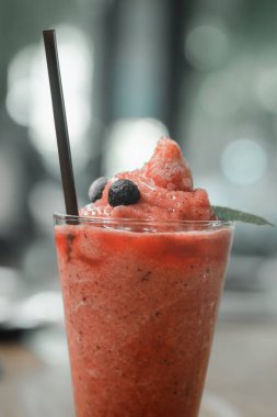 Üstünde yabanmersini olan sağlıklı bir meyve püresi. Seçici odak