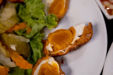 Tayland Yemeği - Balık köfteli tuzlu yumurta dürümü