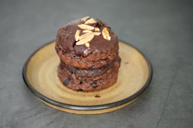 Siyah arka planda lezzetli çikolatalı çörekleri yakın plan