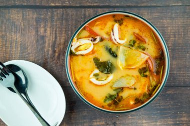 Tom Yum çorbası, taze kalamar ile yapılan baharatlı Tayland yemeği. Bu ünlü Tayland yemeği çok baharatlı..