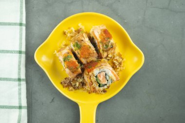 Maki Suşi, somondan yapılmış rulo. Üst görünüm