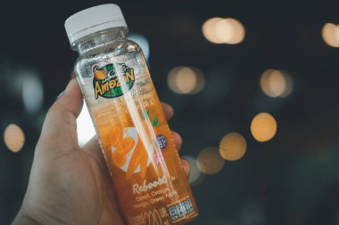 Samut Prakan, Tayland - 28 Mart 2021: Yeni içecek doğal seçim% 100, soğuk sıkılmış meyve suyu yeniden canlandırma tarifi: Amazon kafe marasından havuç, portakal, mango ve yeşil elma bileşenleri.