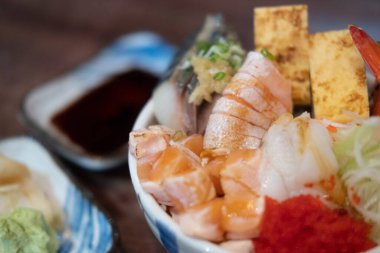 (Çeşitli deniz ürünleri pirinç kaseleri) Seçici odak