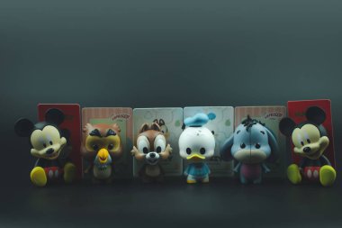 Bangkok, Tayland - 10 Nisan 2021: Miniso All 'dan yeni kör kutu 4 koleksiyonunun sevimli biblosu. 9 Nisan 2021 'de Tayland' da Miniso mağazasında toplam 32 koleksiyon satışa sunuldu..