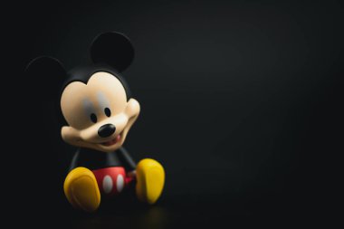 Bangkok, Tayland - 10 Nisan 2021: Miki Fare Q versiyonunun sevimli biblosu Gizemli Kutu Kör Kutusu, Mini miniso 'nun siyah arka plandaki yeni ürünü. Miniso, düşük maliyetli Çinli bir perakendecidir.