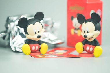 Bangkok, Tayland - 10 Nisan 2021: Mickey Mouse ve Friends figür kör kutu koleksiyonu 9 Nisan 2021 'den beri Tayland' da Miniso mağazasında satılan rastgele bir figür. Miniso, düşük maliyetli Çinli bir perakendecidir.