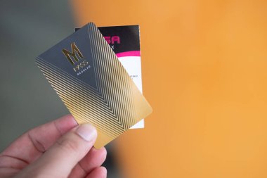 Bangkok, Tayland - 10 Nisan 2021: Adam üye kartı tutuyor, M Geçidi düzenli ve film bileti - Major Cineplex Group Plc 'ten sınırsız film tanıtımı için aylık paket.