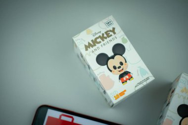 Bangkok, Tayland - 10 Nisan 2021: Mickey Mouse Family Figure Blind Box Collection, New version 10 tousles type, 9 Nisan 2021 'den beri Tayland' daki Miniso mağazasından rastgele bir figür. Mickey X Miniso Koleksiyonu - Kutuyu Aç