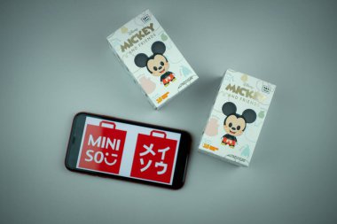 Bangkok, Tayland - 10 Nisan 2021: Mickey Mouse Family Figure Blind Box Collection, New version 10 tousles type, 9 Nisan 2021 'den beri Tayland' daki Miniso mağazasından rastgele bir figür. Mickey X Miniso Koleksiyonu - Kutuyu Aç