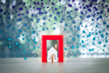 Kırmızı dominolu ahşap evi tehlikeden korur. Ev sigortası kavramı.