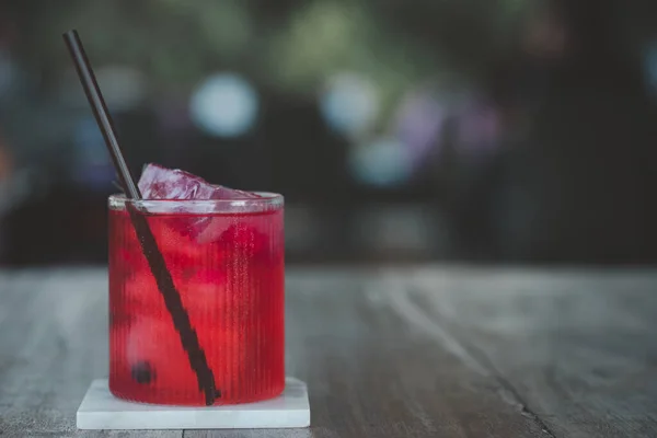 Erfrischender Rosa Cocktail Mit Eis Selektiver Fokus — Stockfoto