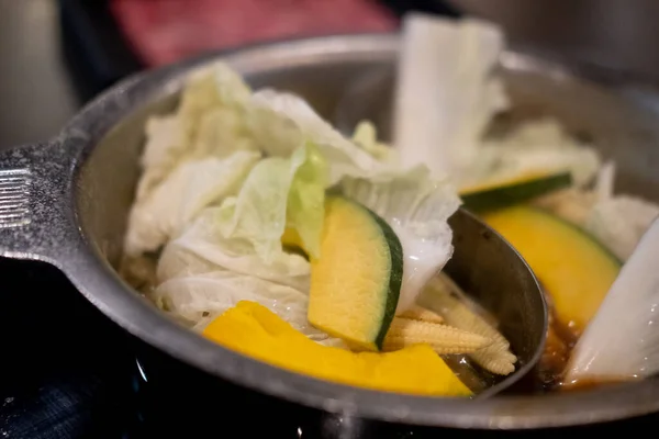 Várias Verduras Frescas Ferveram Sopa Pote Quente Sukiyaki Foco Seletivo — Fotografia de Stock