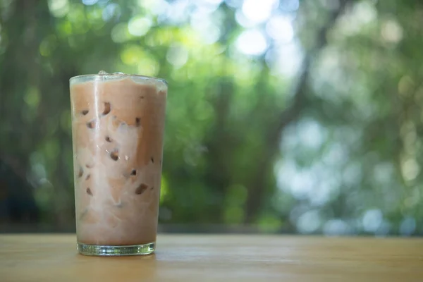 Kopi Dingin Meja Kayu Dengan Susu Segar Dituangkan Dalamnya Menunjukkan — Stok Foto