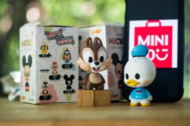 Bangkok, Tayland - 11 Nisan 2021: Figurine Donald Duck and Chip (Tic), Mickey mouse ailesinin 9 Nisan 2021 'de Tayland' da başlayan Mini Fare satışı ile ilgili gizemli kutular.
