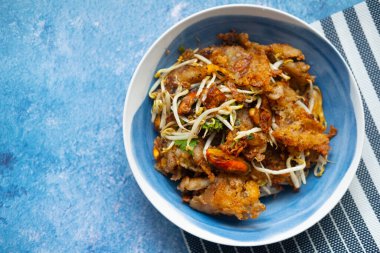 Tayland yemeği kızarmış midyeli gözleme. Üst görünüm