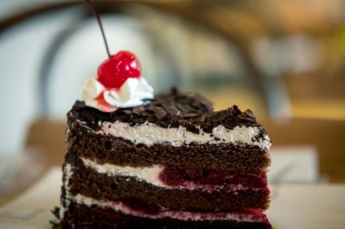 Lezzetli bir dilim siyah orman keki tabakta ve yemeye hazır. Seçici odak