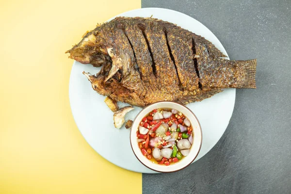 Balık soslu, acı biberli ve soğanlı, limon suyuyla karıştırılmış tilapia.