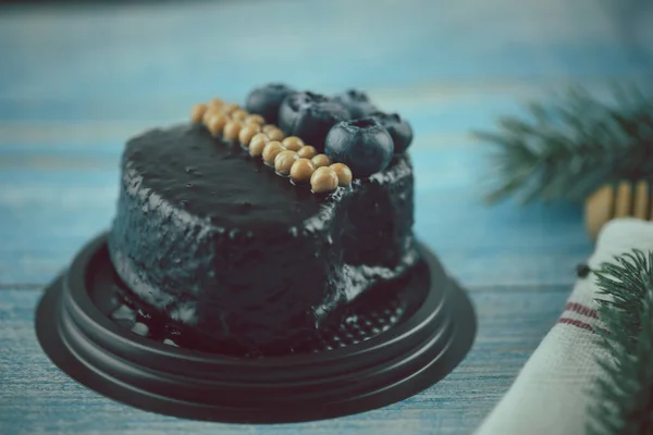Frische Köstliche Schokoladenkuchen Herzform Dekor Mit Beeren Auf Kunststoffbox Auf — Stockfoto