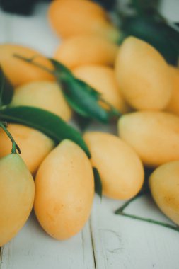 Yapraklı bir demet sarı mayonez. Şubat-Nisan döneminde Tayland 'da mevsimlik meyve