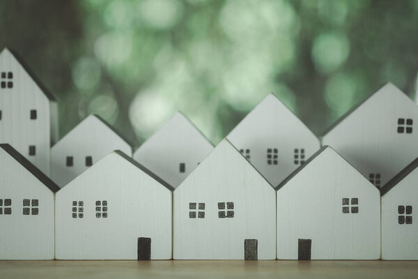 Белый деревянный дом и домашняя деревня модель на природном фоне для семьи счастливая домашняя жизнь любовь и коммерческая концепция