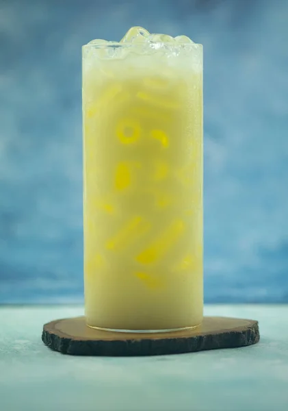 Verre Lait Caillé Avec Glace Sur Une Soucoupe Bois — Photo