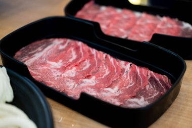 Shabu Shabu pişirmek için ince dilimlenmiş çiğ et tepsisi.