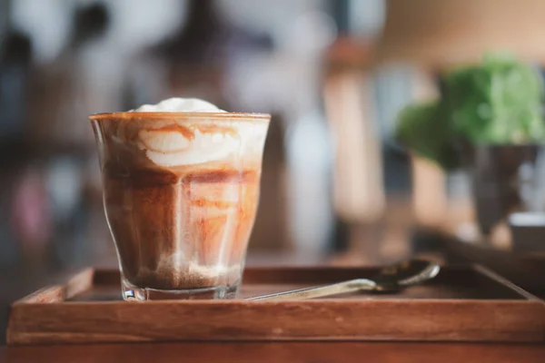 Чорна Кава Зверху Ванільним Морозивом Подається Склянці Освіжаючий Напій — стокове фото