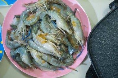 Kamp partisinde taze çiğ karides. Tatil partileri için taze deniz ürünleri. Üst görünüm
