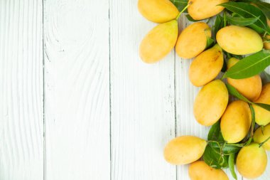 Marian erik meyvesi ya da yeşil yapraklı mayonez. Organik bahçeden tatlı sarı tropikal meyve