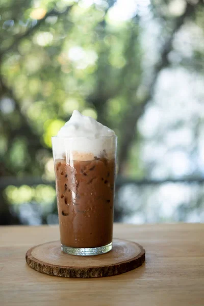 Ein Glas Geeisten Mokkakaffees Mit Milchschaum Espresso Gemischt Mit Schokolade — Stockfoto