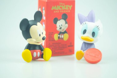 Bangkok, Tayland - 15 Nisan 2021 Mickey Mouse ve Daisy Duck oyuncaklarının sevimli heykelciği. Miniso 'dan yeni parça. Miniso, düşük maliyetli Çinli bir perakendecidir.