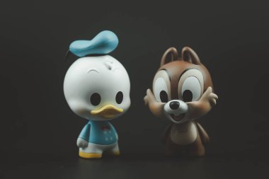 Bangkok, Tayland - 15 Nisan 2021: Figurine Donald Duck and Chip (Tic), Mickey mouse ailesinin 9 Nisan 2021 'de Tayland' da Miniso Shop.