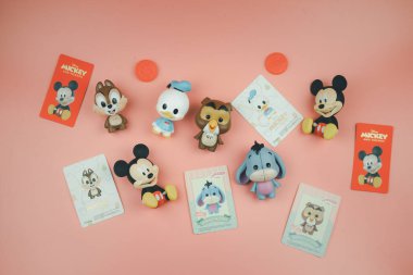 Bangkok, Tayland - 15 Nisan 2021: Miniso All 'dan yeni kör kutu 4 koleksiyonunun sevimli biblosu. 9 Nisan 2021 'de Tayland' da Miniso mağazasında toplam 32 koleksiyon satışa sunuldu..