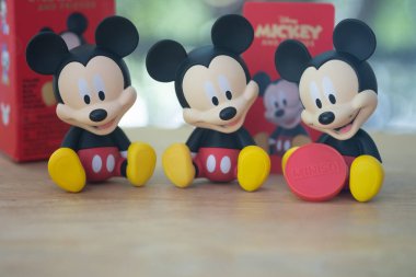 Bangkok, Tayland - 15 Nisan 2021: Mickey Mouse 'un üç sevimli biblosu, mini marketten yeni bir parça. Miniso, düşük maliyetli Çinli bir perakendecidir.