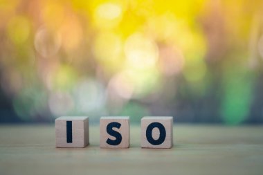 Tahta küplerle ilgili ISO metni. Tahta bloklara siyah harflerle yazılmış. ISO standartları doğrulaması