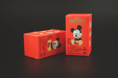 Bangkok, Tayland - 15 Nisan 2021: Mickey ve arkadaşlarının Blind Box X MINISO Koleksiyonu, kırmızı kutunun içindeki biblo, 9 Nisan 2021 'de Tayland' da Miniso mağazasında satışa sunuldu.