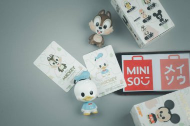 Bangkok, Tayland - 15 Nisan 2021: Figurine Donald Duck and Chip (Tic), Mickey mouse ailesinin 9 Nisan 2021 'de Tayland' da Miniso Shop.