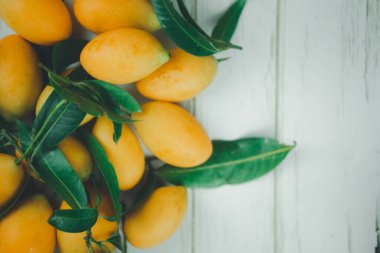 Taze olgun Mayongchid yaprakları beyaz arka planda, tropikal Tayland meyvesi