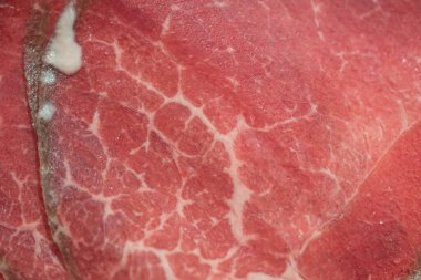 Çiğ taze kesilmiş biftek, sıcak tencere ve Japon sukiyaki tabakta.