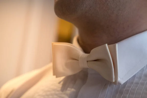 Homem Com Gravata Creme Noivo Preparando Manhã Antes Cerimônia Casamento — Fotografia de Stock