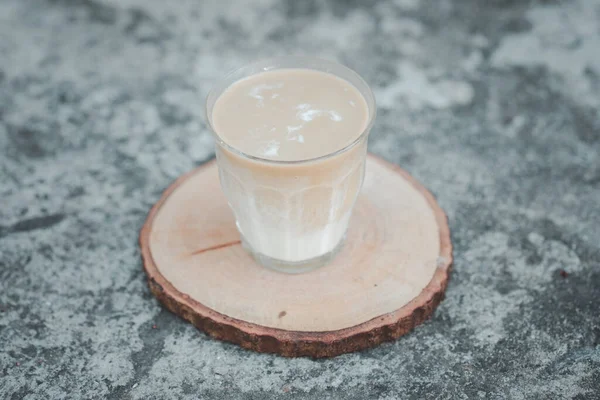 Vaso Café Espresso Sobre Leche Fresca Fría Crea Una Capa — Foto de Stock