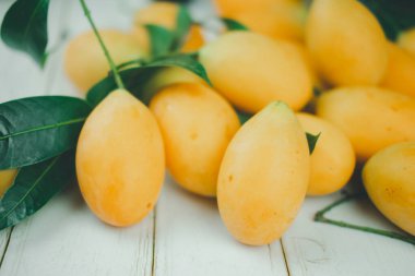 Yapraklı bir demet sarı mayonez. Şubat-Nisan döneminde Tayland 'da mevsimlik meyve