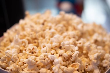 Bir kova dolusu lezzetli patlamış mısır..