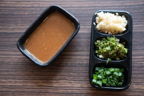 Fatia Cebolinha Alho Pimenta Molho Shabu Bandeja Preta Para Adicionar — Fotografia de Stock